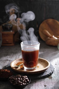 İçinden buhar çıkan bir fincan kahve.