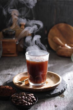 İçinden buhar çıkan bir fincan kahve.