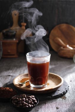 İçinden buhar çıkan bir fincan kahve.