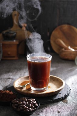 İçinden buhar çıkan bir fincan kahve.