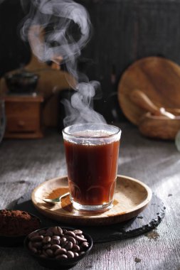 İçinden buhar çıkan bir fincan kahve.