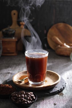 İçinden buhar çıkan bir fincan kahve.