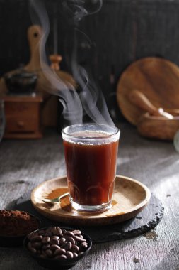 İçinden buhar çıkan bir fincan kahve.