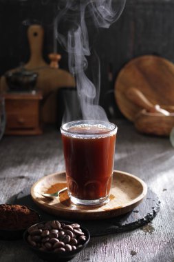 İçinden buhar çıkan bir fincan kahve.