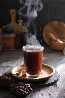 İçinden buhar çıkan bir fincan kahve.