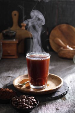 İçinden buhar çıkan bir fincan kahve.