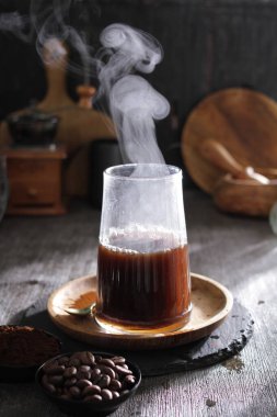 İçinden buhar çıkan bir fincan kahve.