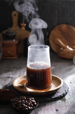 İçinden buhar çıkan bir fincan kahve.