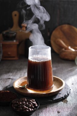 İçinden buhar çıkan bir fincan kahve.