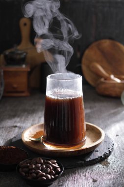 İçinden buhar çıkan bir fincan kahve.