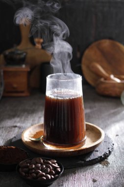 İçinden buhar çıkan bir fincan kahve.