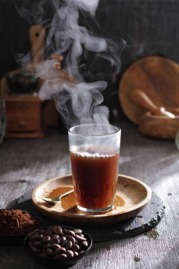 İçinden buhar çıkan bir fincan kahve.