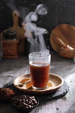 İçinden buhar çıkan bir fincan kahve.