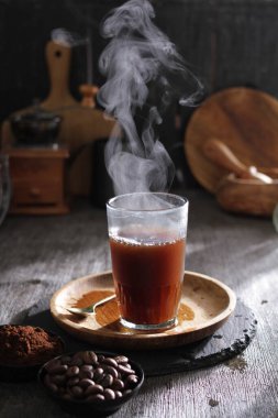 İçinden buhar çıkan bir fincan kahve.