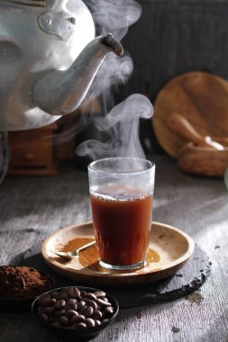 İçinden buhar çıkan bir fincan kahve.