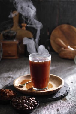 İçinden buhar çıkan bir fincan kahve.