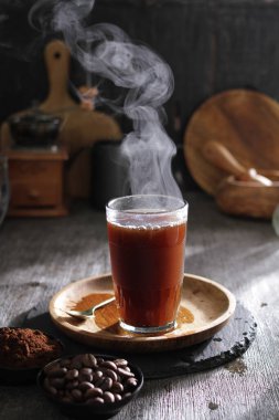 İçinden buhar çıkan bir fincan kahve.
