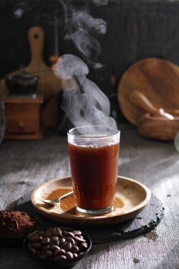 İçinden buhar çıkan bir fincan kahve.