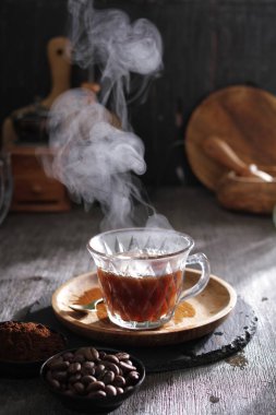 İçinden buhar çıkan bir fincan çay.