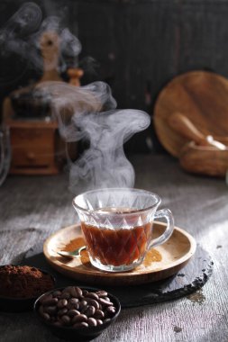 İçinden buhar çıkan bir fincan kahve.