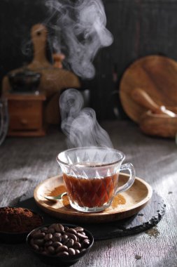 İçinden buhar çıkan bir fincan kahve.