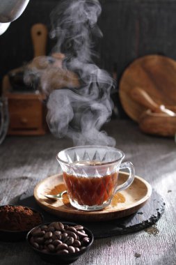 İçinden buhar çıkan bir fincan kahve.