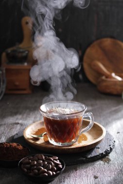 İçinden buhar çıkan bir fincan çay.