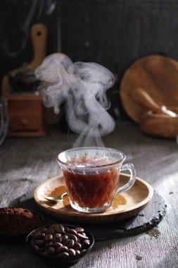 İçinden buhar çıkan bir fincan çay.