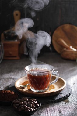 İçinden buhar çıkan bir fincan çay.