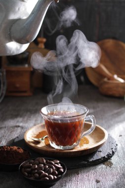 İçinden buhar çıkan bir fincan çay.