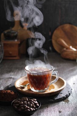 İçinden buhar çıkan bir fincan çay.