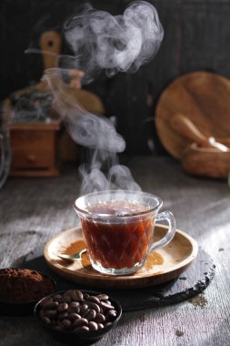 İçinden buhar çıkan bir fincan çay.