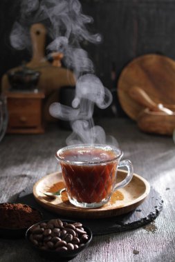 İçinden buhar çıkan bir fincan kahve.