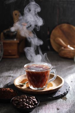 İçinden buhar çıkan bir fincan kahve.