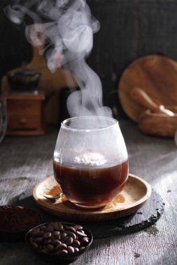 İçinden buhar çıkan bir fincan kahve.