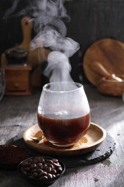 İçinden buhar çıkan bir fincan kahve.