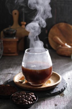 İçinden buhar çıkan bir fincan kahve.