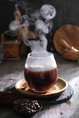 İçinden buhar çıkan bir fincan kahve.