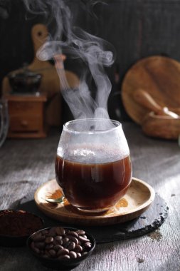 İçinden buhar çıkan bir fincan kahve.