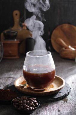 İçinden buhar çıkan bir fincan kahve.