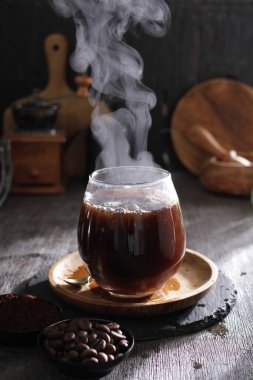 İçinden buhar çıkan bir fincan kahve.