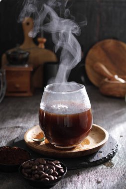 İçinden buhar çıkan bir fincan kahve.