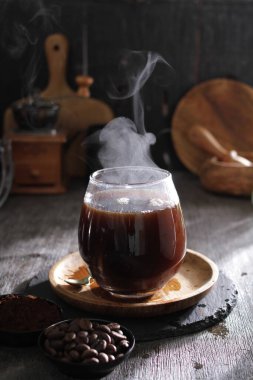 İçinden buhar çıkan bir fincan kahve.