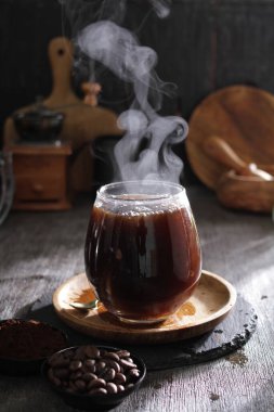 İçinden buhar çıkan bir fincan kahve.