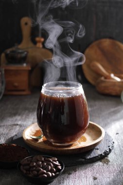 İçinden buhar çıkan bir fincan kahve.