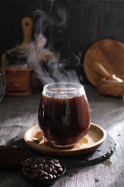 İçinden buhar çıkan bir fincan kahve.