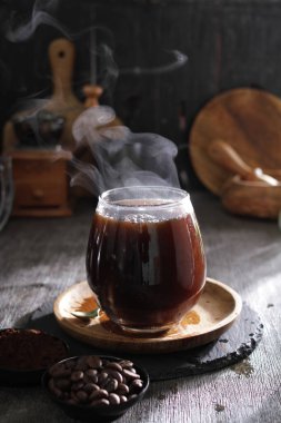 İçinden buhar çıkan bir fincan kahve.