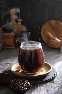 Bir fincan kahveyi kaşıkla tabakta