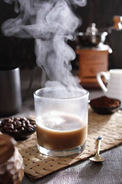 İçinden buhar çıkan bir fincan kahve.