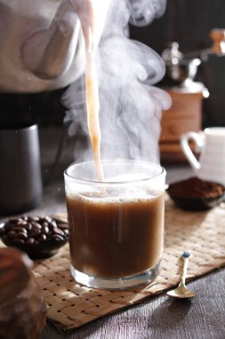 Masaya kahve koyan bir adam.